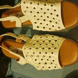 White leather like new duck head sandals size 5